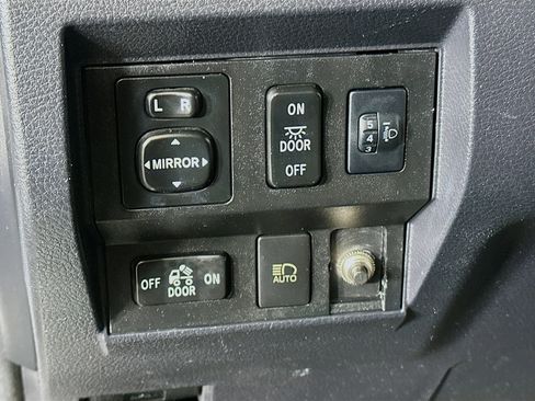 Used 2018 Toyota Tundra SR5 w/ SR5 Upgrade Package image 16