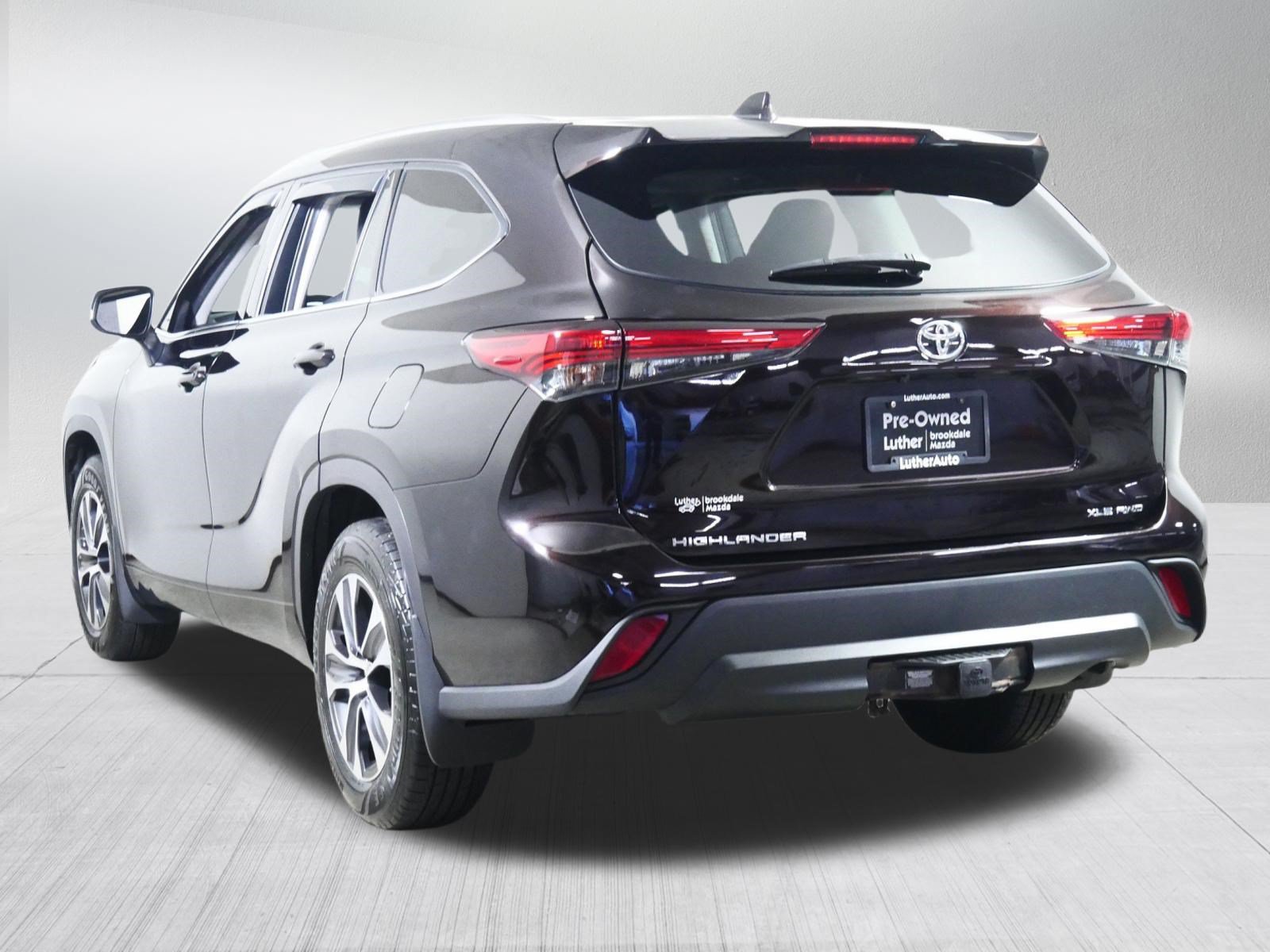 Used 2020 Toyota Highlander XLE AWD/4WD image 5