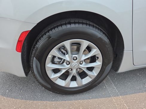 Used 2026 Chrysler Pacifica Limited FWD image 28
