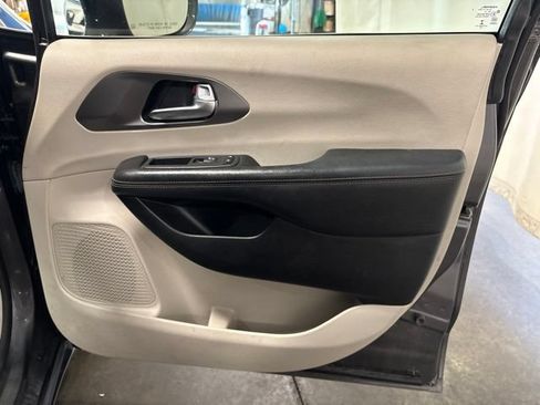 Used 2020 Chrysler Pacifica Touring-L FWD image 39