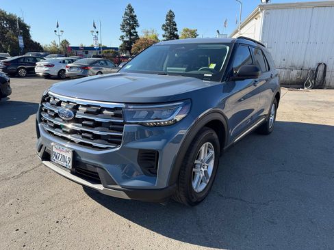 Used 2025 Ford Explorer Active RWD image 1