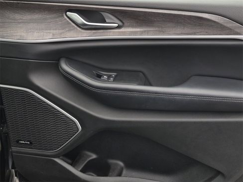 Used 2023 Jeep Grand Cherokee Limited w/ Black Appearance Package image 14