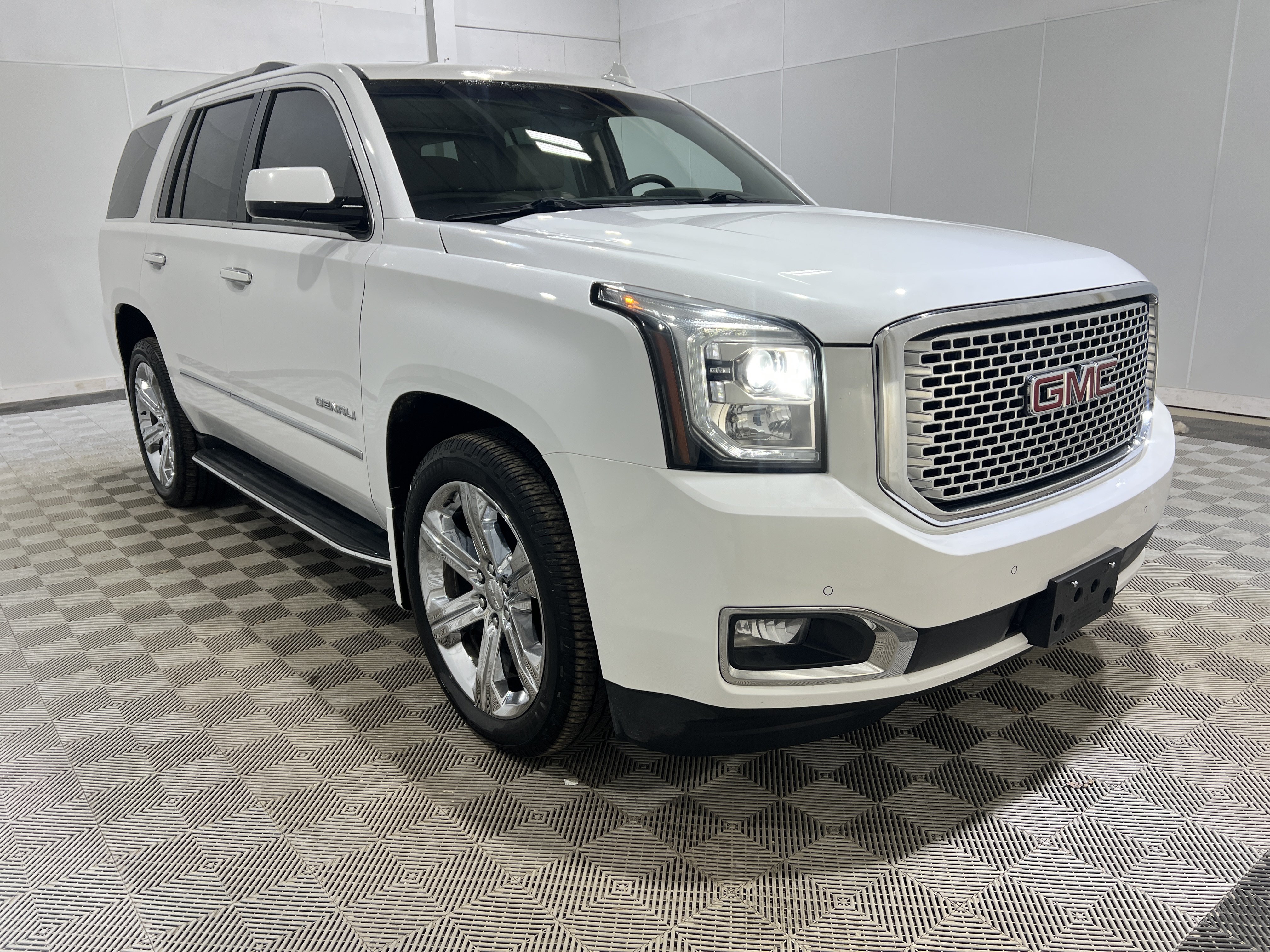 Used 2017 GMC Yukon Denali AWD/4WD image 4