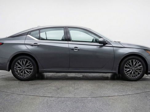 Used 2025 Nissan Altima 2.5 SV image 11