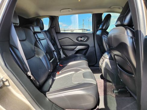 Used 2019 Jeep Cherokee Limited image 14