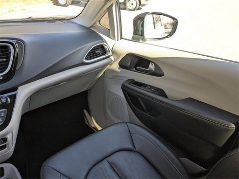 Certified 2024 Chrysler Pacifica Touring-L image 16
