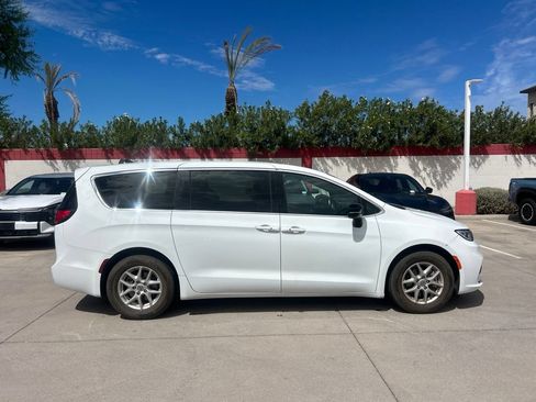 Used 2025 Chrysler Pacifica Select FWD image 2