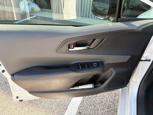 Used 2023 Toyota Prius XLE FWD image 5