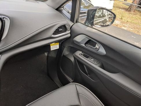 New 2026 Chrysler Pacifica Limited image 12