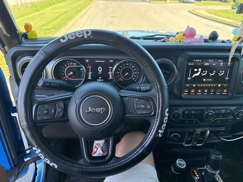 Used 2023 Jeep Gladiator Sport AWD/4WD image 7