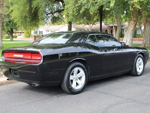 Used 2010 Dodge Challenger SE image 6