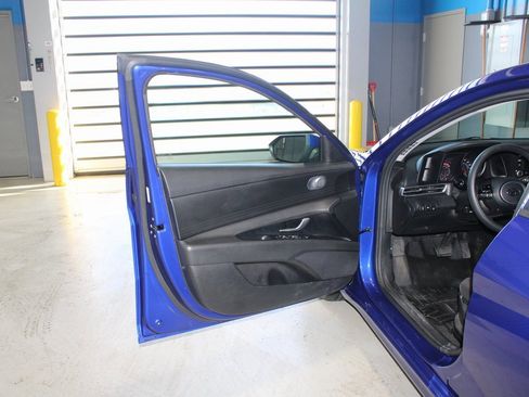 Used 2023 Hyundai Elantra SEL image 7