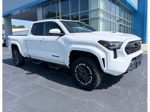 Used 2025 Toyota Tacoma TRD Sport AWD/4WD image 2