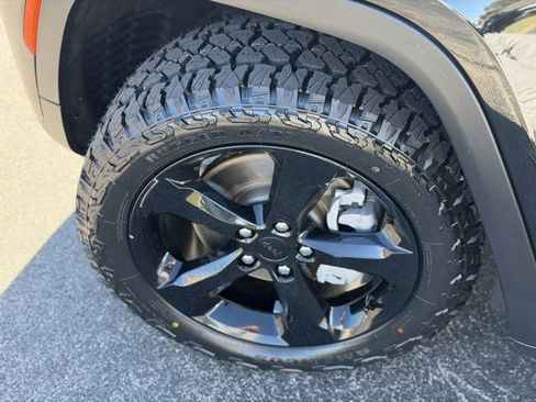 Used 2022 Jeep Grand Cherokee L Laredo image 4