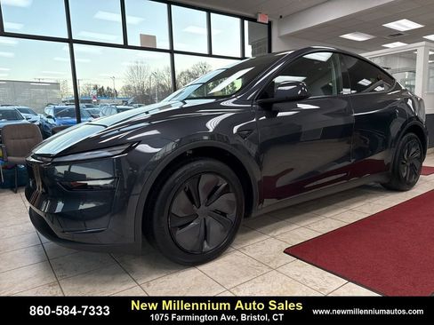 Used 2026 Tesla Model Y Long Range image 1
