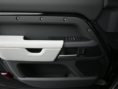 Certified 2025 Land Rover Defender 90 X-Dynamic SE image 11