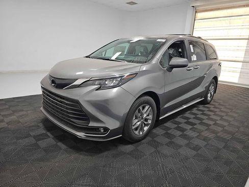 Used 2026 Toyota Sienna XLE AWD/4WD image 2