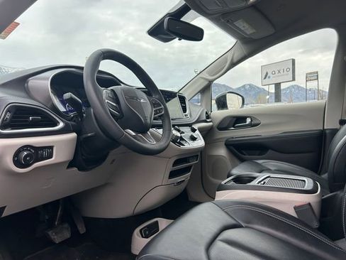 Used 2024 Chrysler Pacifica Limited FWD image 25