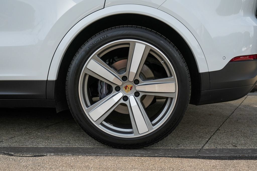 Certified 2024 Porsche Cayenne Coupe AWD/4WD image 12