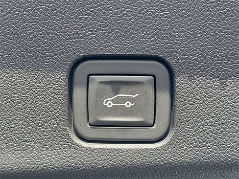 Used 2024 Chevrolet Traverse Z71 w/ LPO, Roadside Safety Package image 23