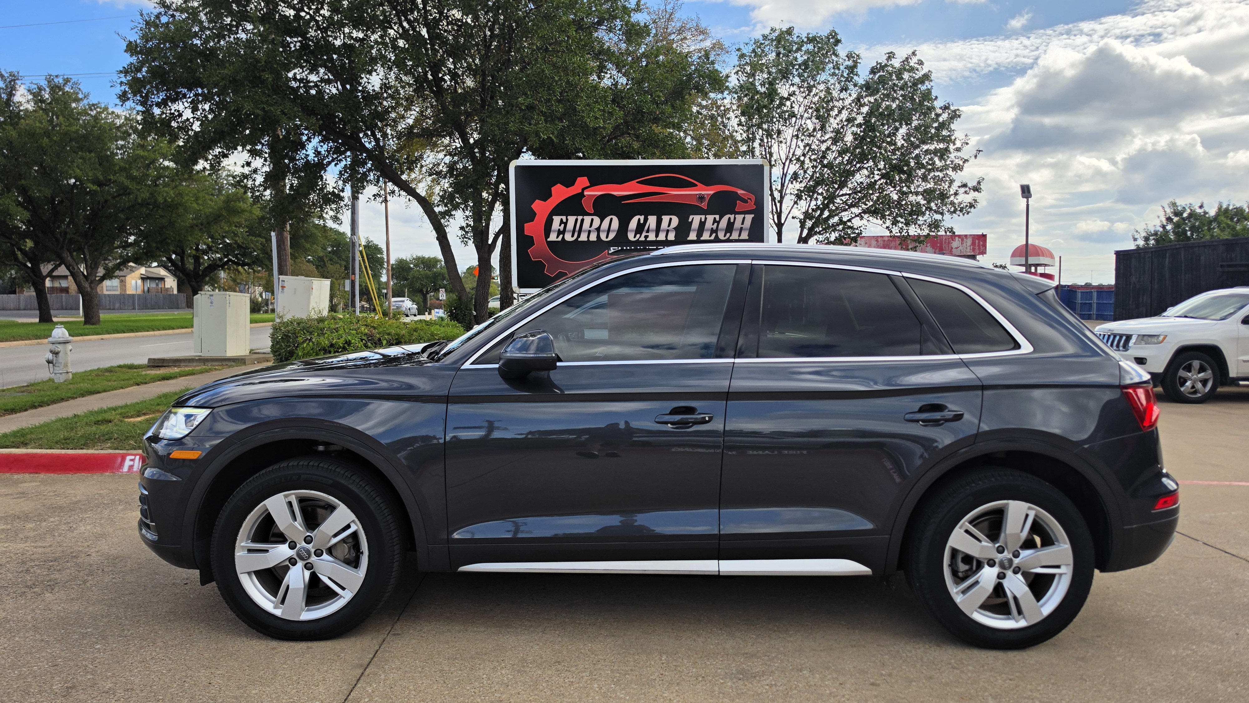 Used 2019 Audi Q5 2.0T Premium Plus w/ Premium Plus Package AWD/4WD image 2
