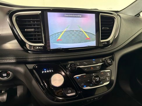 Used 2023 Chrysler Pacifica Touring FWD image 17