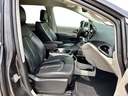 Used 2023 Chrysler Pacifica Touring-L FWD image 30