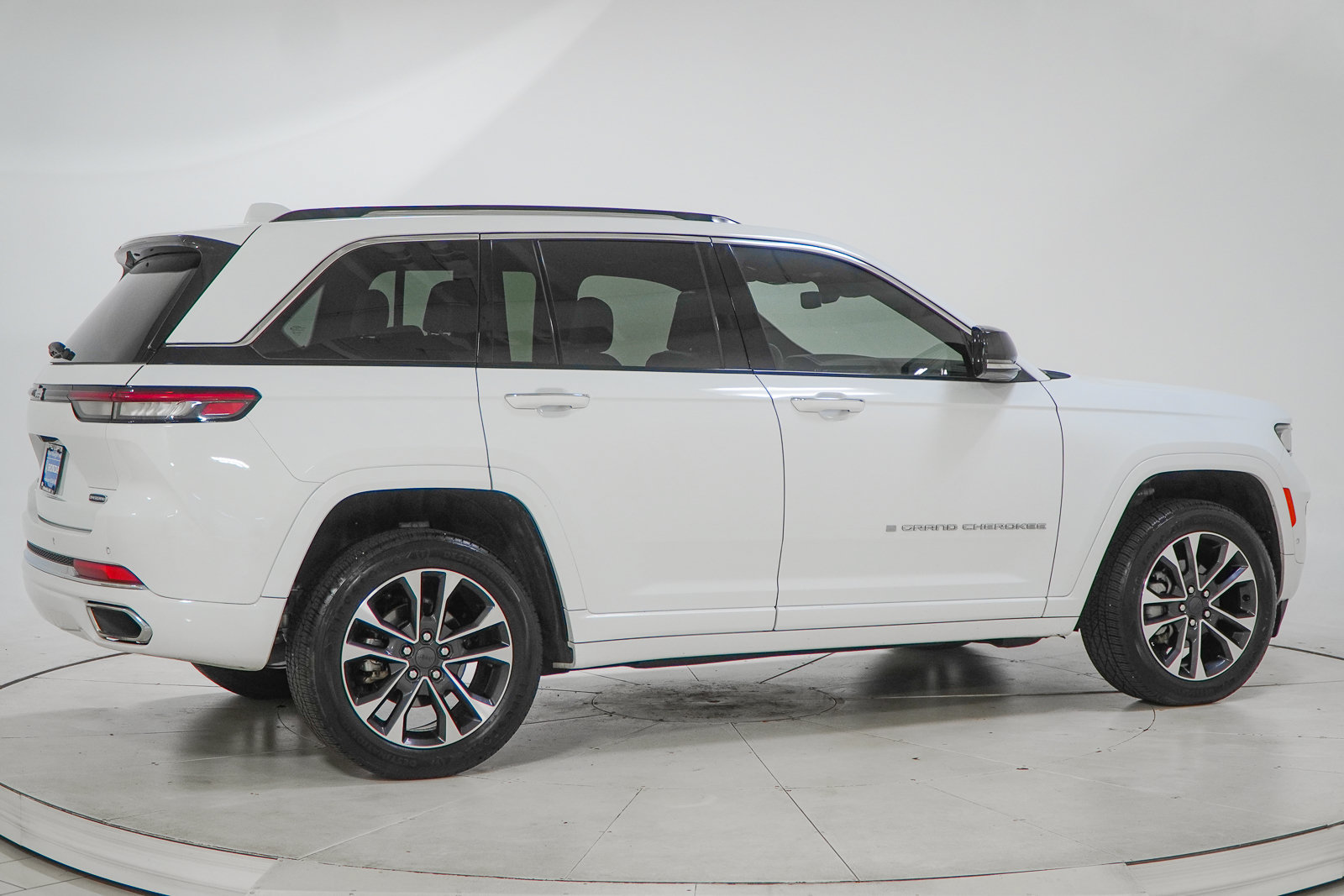 Used 2022 Jeep Grand Cherokee Overland AWD/4WD image 11