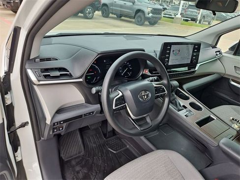 Used 2021 Toyota Sienna LE image 10
