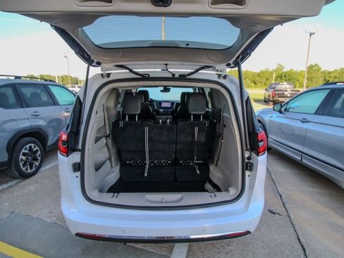 Used 2024 Chrysler Pacifica Touring-L FWD image 5