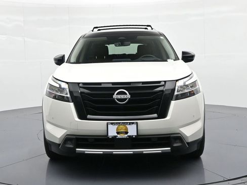 Used 2024 Nissan Pathfinder Platinum image 3