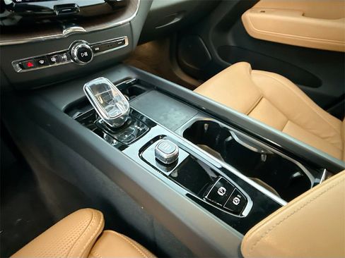 Used 2022 Volvo XC60 B6 Inscription w/ Advanced Package image 18