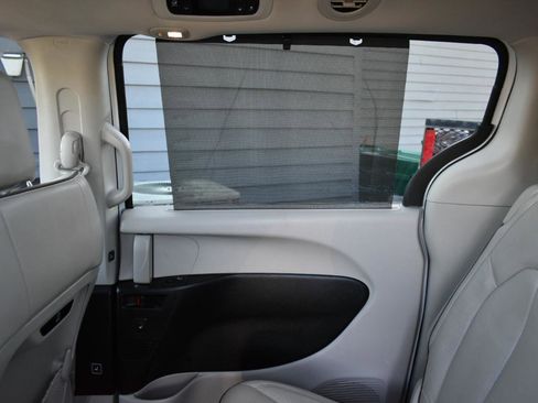 Used 2020 Chrysler Pacifica Limited image 41