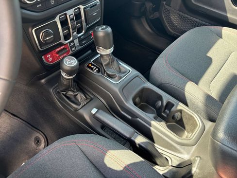 Used 2025 Jeep Wrangler Unlimited Rubicon AWD/4WD image 39