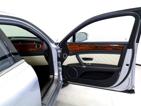 Used 2017 Bentley Flying Spur V8 image 27