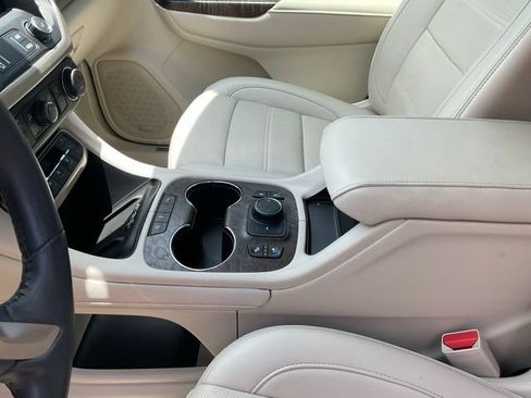 Used 2021 GMC Acadia Denali w/ Denali Technology Package FWD image 16