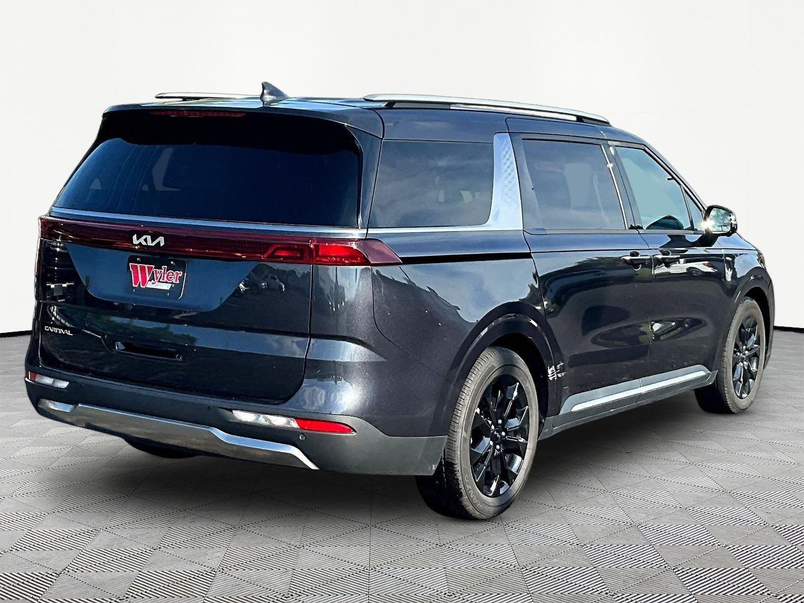 Used 2023 Kia Carnival SX FWD image 6