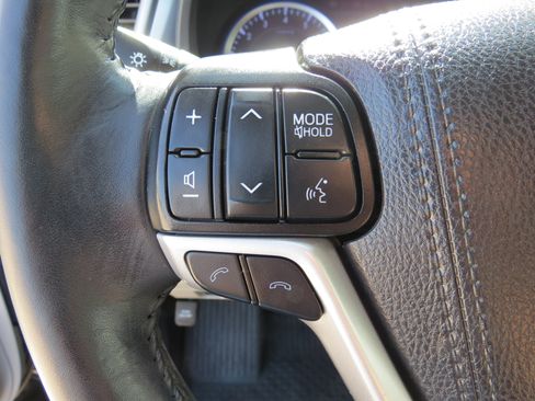 Used 2019 Toyota Highlander XLE FWD image 15