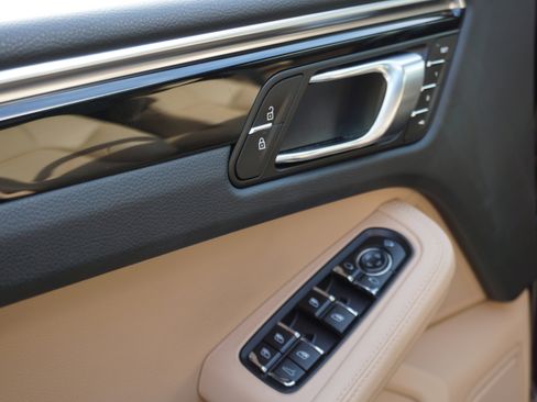 Certified 2023 Porsche Macan AWD/4WD image 17
