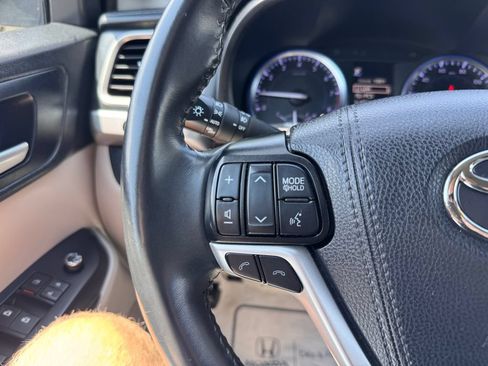 Used 2019 Toyota Highlander XLE w/ Carpet Mat Package (TMS) AWD/4WD image 24