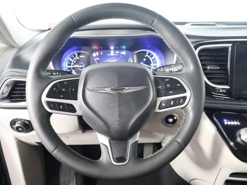 Used 2023 Chrysler Pacifica Touring-L FWD image 31