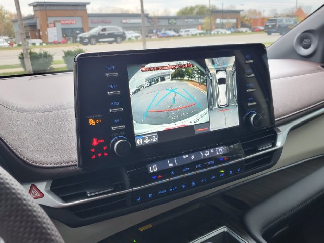 Used 2024 Toyota Sienna Platinum FWD image 32