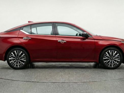 Used 2025 Nissan Altima 2.5 SV FWD image 11