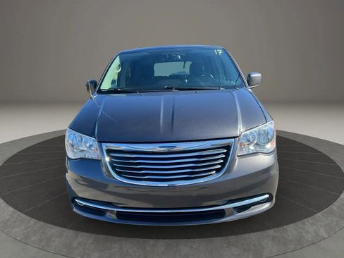 Used 2016 Chrysler Town & Country Touring w/ Driver Convenience Group image 2