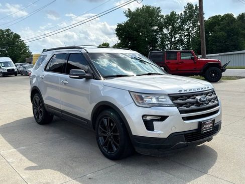 Used 2018 Ford Explorer XLT w/ Equipment Group 202A AWD/4WD image 19