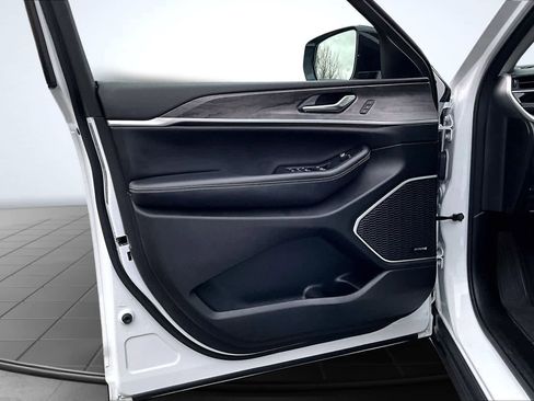 Used 2022 Jeep Grand Cherokee Limited 4xe w/ Luxury Tech Group II image 28