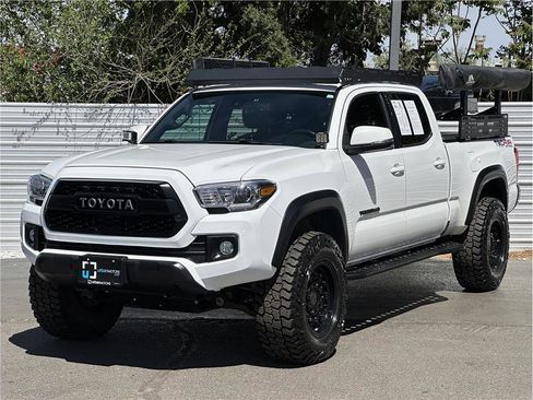 Used 2018 Toyota Tacoma TRD Off-Road w/ Technology Package image 6