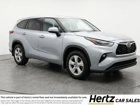 Used 2025 Toyota Highlander LE FWD image 1