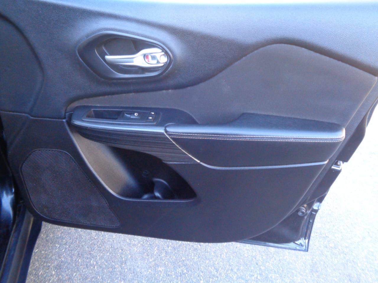 Used 2015 Jeep Cherokee Sport FWD image 26