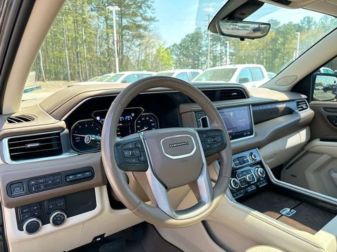 Used 2021 GMC Yukon XL Denali w/ Denali Premium Package AWD/4WD image 10